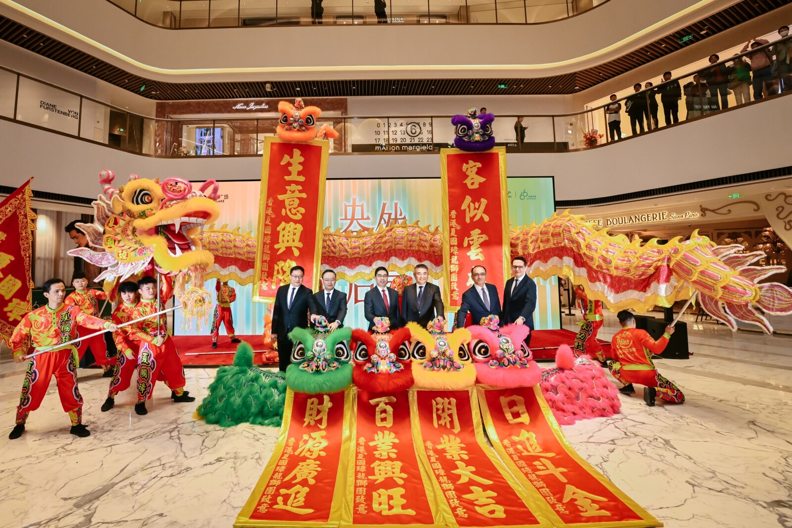 精彩醒狮表演为杭州恒隆广场揭开序幕，寓意吉祥如意、繁荣昌盛
