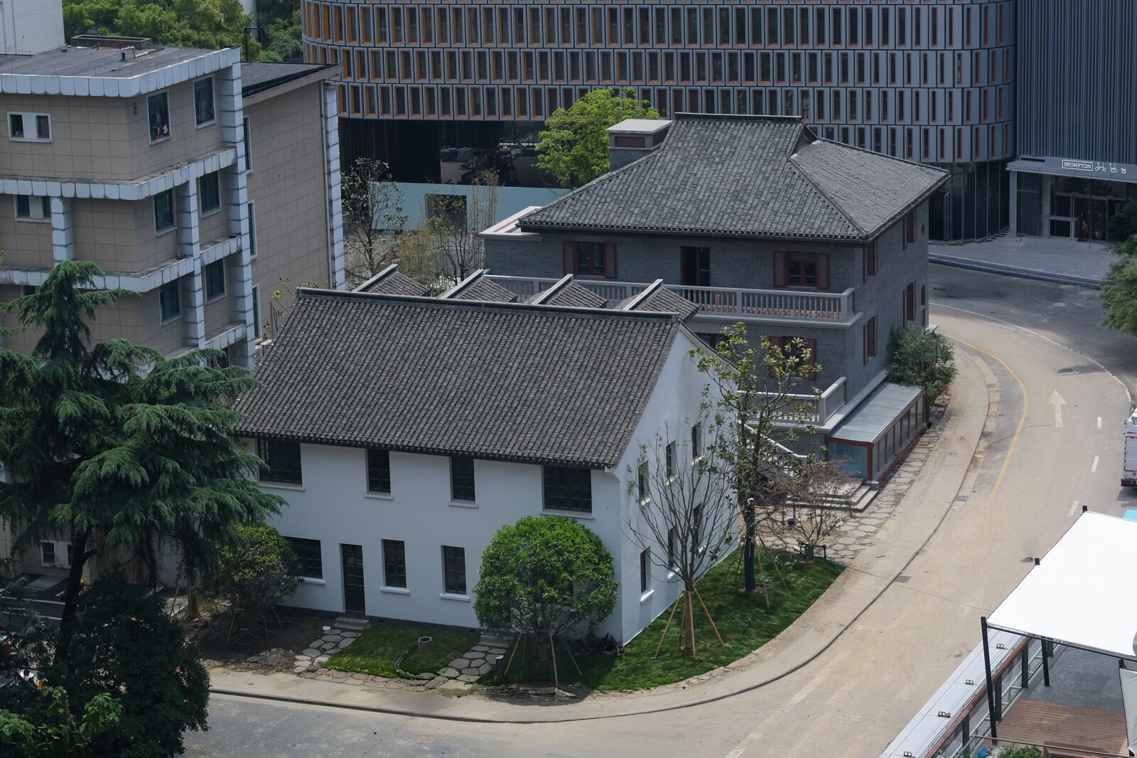 杭州恒隆广场保留了耶稣堂弄5号及镜清里1号两座历史建筑