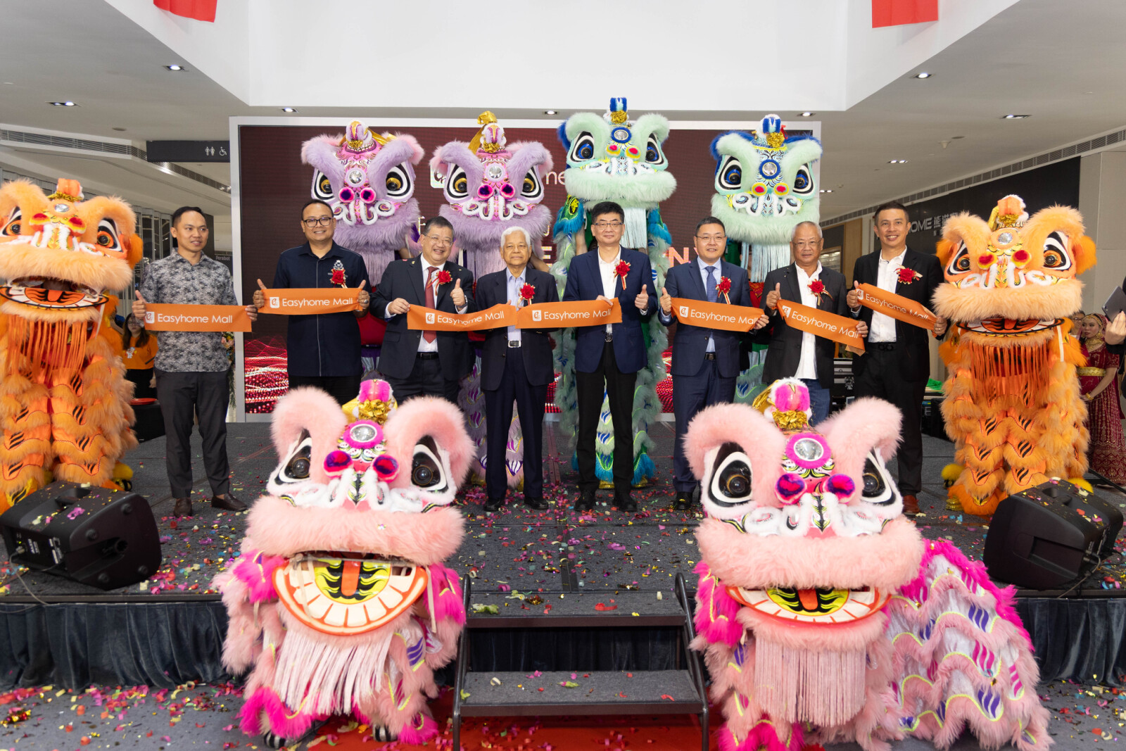 TanShyongShan（左起）、旺阿兹兰、何耀康、阿都瓦哈、王宁、李志强、林金兴及 李成章为EasyhomeMall主持剪彩仪式