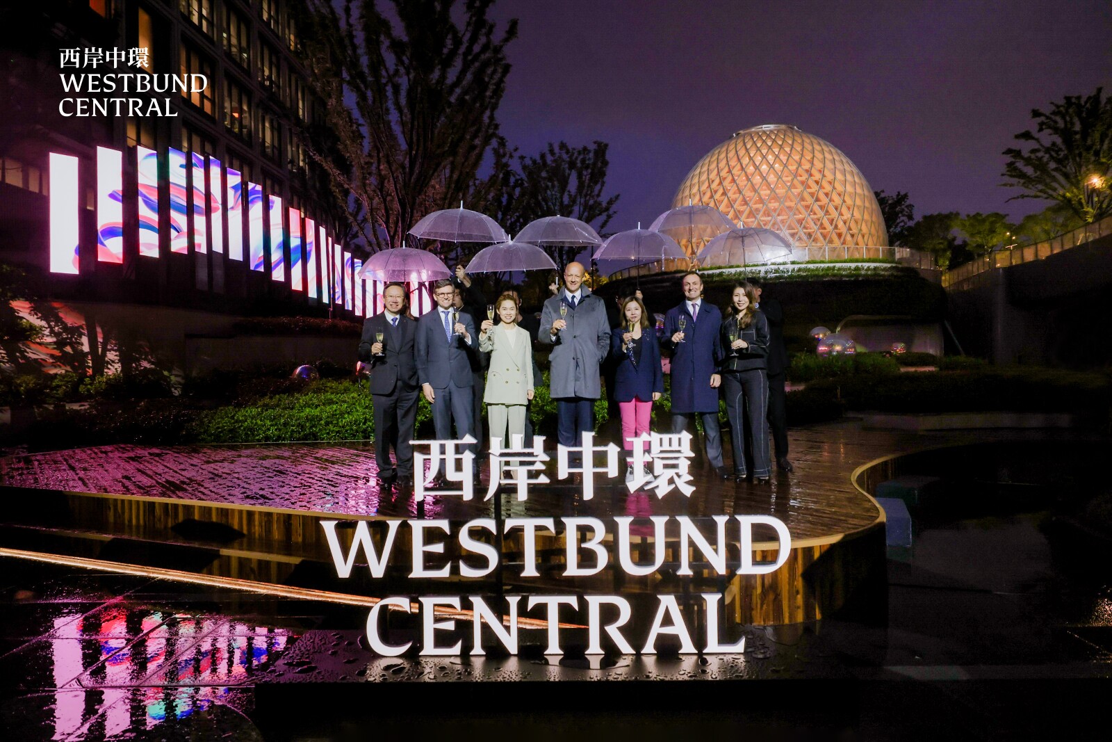 圖片一：西岸中環物業發展董事及主管黃全鳴先⽣ （Mr. Raymond Wong）；置地公司總法律顧問莊思勤先⽣（Mr. John Simpkins）；平安不動產首席運營官曾燦霞女士 （Ms. Alfreda Zeng）；西岸中環行政總裁關仕榮先⽣ （Mr. Stuart Grant）；西岸集團副董事長干瑾女士 （Ms. Gan Jin）；置地公司首席財務官貝國賢先⽣ （Mr. Craig Beattie） 以及 西岸中環商用物業董事及主管胡惠雅 女士（Ms. Vera Wu）