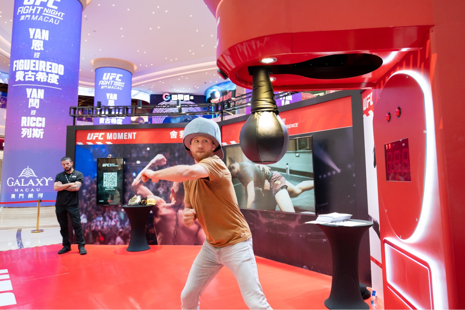 《UFC格斗之夜澳门》的格斗周期间，宾客可参与UFC拥趸体验，沉浸于由八角笼延伸的热血氛围，尽享肾上腺素飙升的格斗体验。