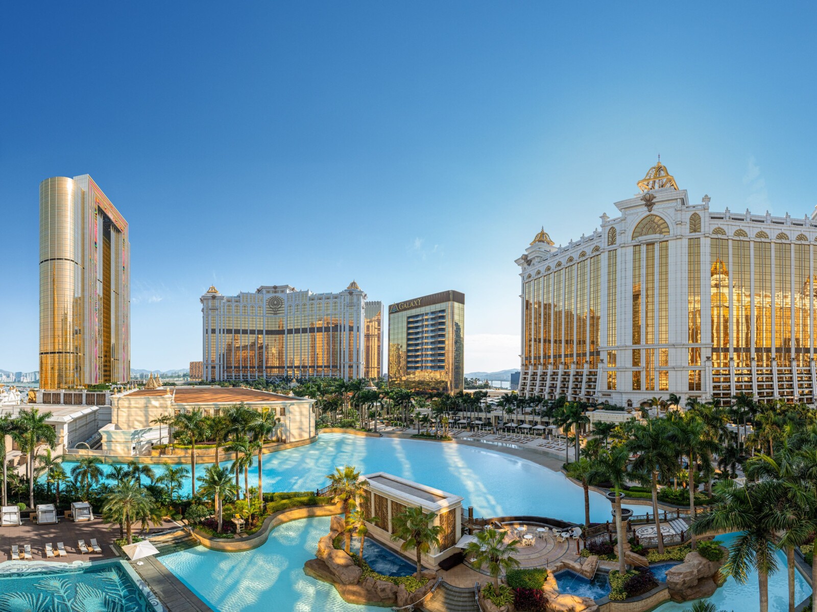 「澳門銀河」聯同滙豐香港信用卡推出一系列聯乘推廣及專屬禮遇，為銀行信用卡客戶昇華世界級奢華度假城體驗。