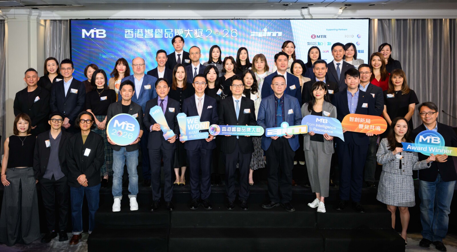 香港互動市務商會會長方保僑先生（前排左八）聯同主禮嘉賓、財經事務及庫務局副局長陳浩濂先生, JP（前排左七），以及兩位頒獎嘉賓香港金融發展局行政總監董一岳博士（前排左六）；首席評審、香港大學經管學院（市場學）客座副教授袁文俊教授, JP（前排左五），與一眾「香港響譽品牌」得奬企業合影。