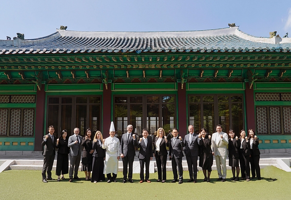 Executives from The Shilla Seoul and The Leading Hotels of the World (LHW) pose for a commemorative photo at Yeong Bin Gwan, The Shilla Seoul's signature event venue. Pictured are Yoon Junsik, Executive Chef of The Shilla Seoul (sixth from left), Chris Walker, Chief Commercial Officer of LHW (seventh from left), Sung Yunki, General Manager of The Shilla Seoul (eighth from left), and Shannon Knapp, President and CEO of LHW (ninth from left). Executives from The Shilla Seoul and The Leading Hotels of the World (LHW) pose for a commemorative photo at Yeong Bin Gwan, The Shilla Seoul's signature event venue. Pictured are Yoon Junsik, Executive Chef of The Shilla Seoul (sixth from left), Chris Walker, Chief Commercial Officer of LHW (seventh from left), Sung Yunki, General Manager of The Shilla Seoul (eighth from left), and Shannon Knapp, President and CEO of LHW (ninth from left).