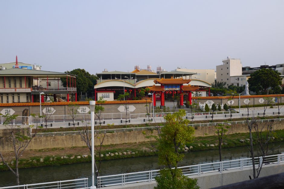 大東文化藝術中心旁鳳山溪 攝影：旅遊王攝影組