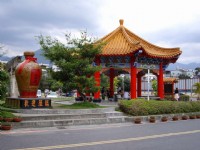 路邊酒甕造景<br/> 攝影：老山羊部落格
