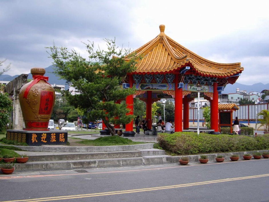 路邊酒甕造景 攝影：老山羊部落格