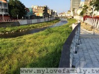 教育中心比鄰老街溪<br/> 攝影：mylovefamily.tw/ 提供