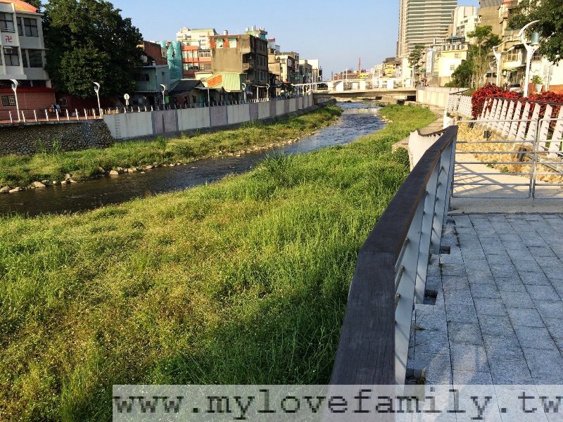 教育中心比鄰老街溪 攝影：mylovefamily.tw/ 提供