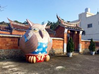 德馨堂外設有巨型貓頭鷹公仔<br/> 攝影：Eva隨手拍