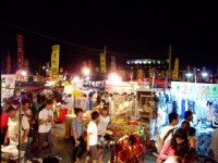 人潮眾多的夜市<br/> 攝影：Eva隨手拍