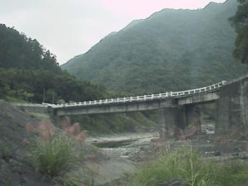 橋與遠山 攝影：郭香妙