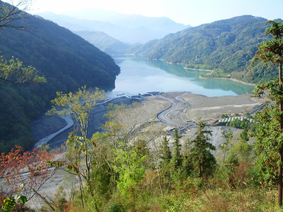 遠眺萬大水庫 攝影：老山羊資訊網