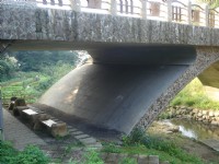 貓空草湳橋橋下休憩椅<br/> 攝影：余燕鳳