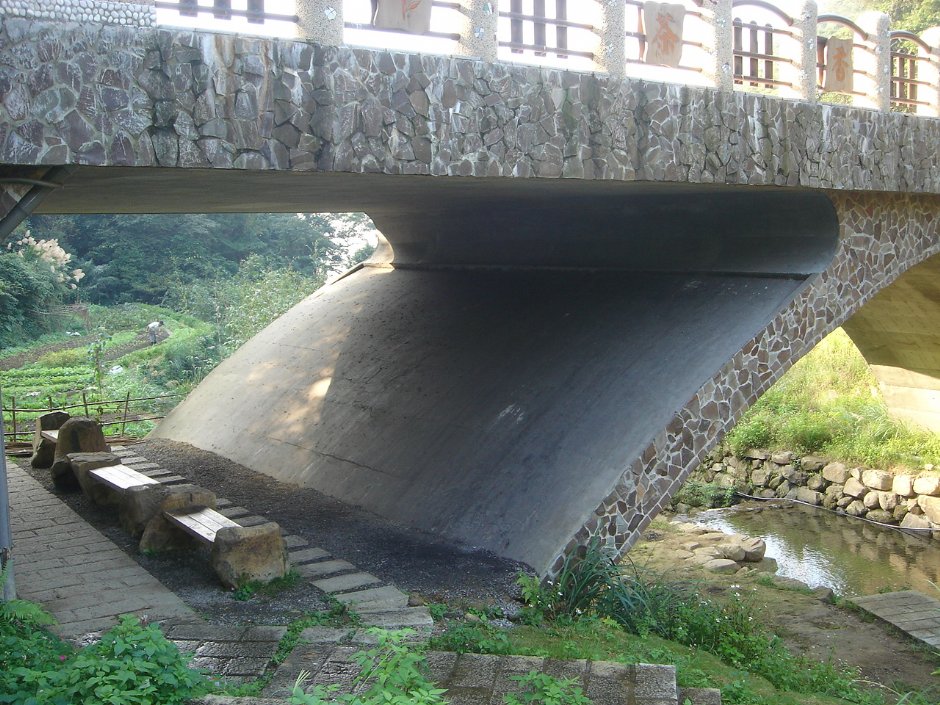 貓空草湳橋橋下休憩椅 攝影：余燕鳳