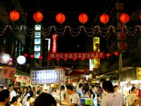 滿街的小吃店擠滿食客<br/> 攝影：簡時強