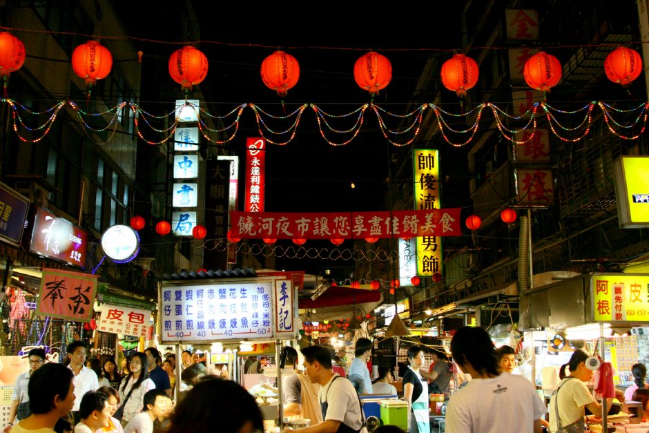 滿街的小吃店擠滿食客 攝影：簡時強