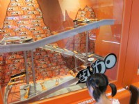 77乳加巧克力生產線<br/> 攝影：黃儒永