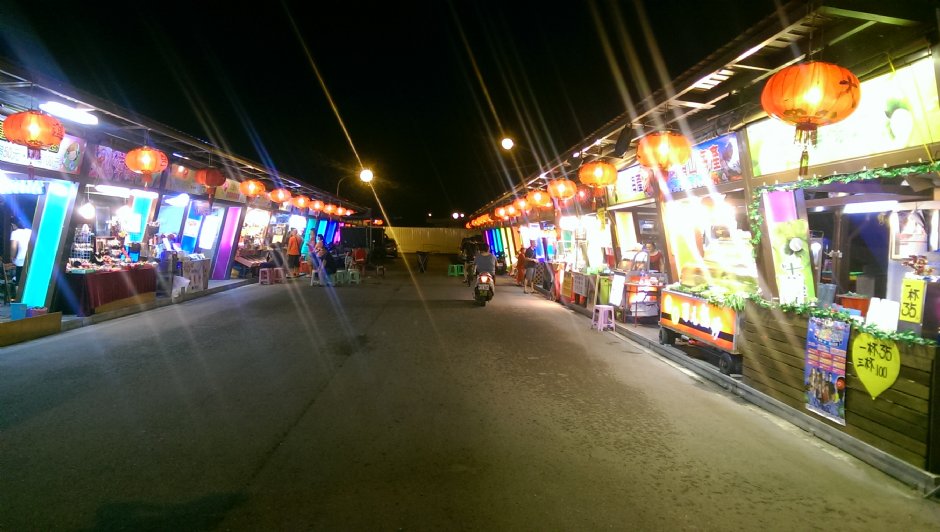 彩虹觀光夜市一景 攝影：Eva隨手拍
