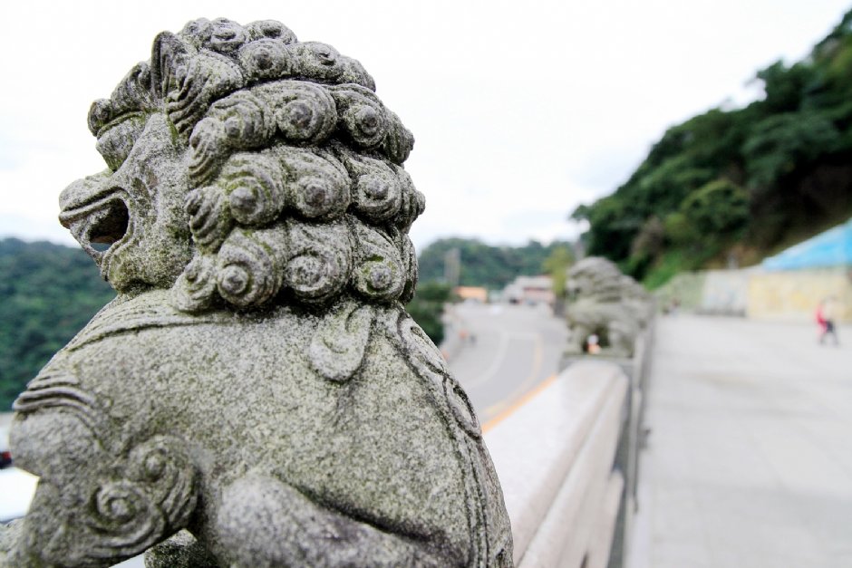 石獅背後 攝影：陳銘祥