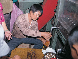 苦茶油的製作 攝影：雲林縣政府