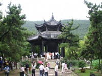 蘭亭園區內的清二帝碑<br/> 攝影：馮順