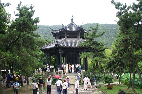 蘭亭園區內的清二帝碑 攝影：馮順