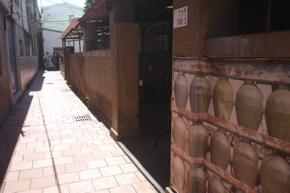 鄰近文物館的甕牆 攝影：旅遊王攝影組