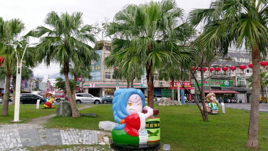 前站外的烏龍院漫畫主題廣場 攝影：Eva隨手拍