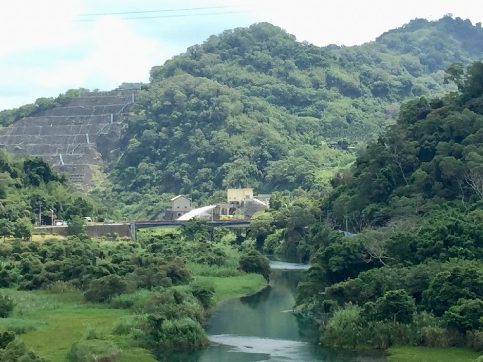 遠眺鯉魚潭水庫後池堰 攝影：Eva隨手拍