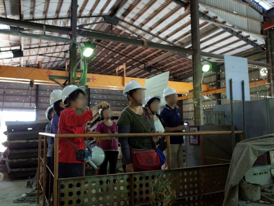 講解製作磚胚流程 攝影：日豐磚仔窯