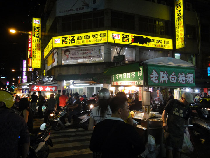 苓雅夜市人氣小吃 攝影：山景
