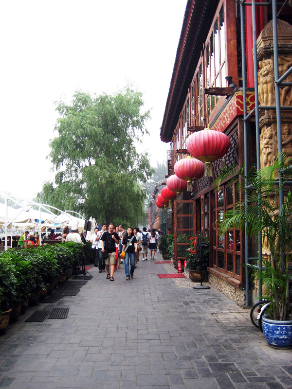 左西式右中式的街道 攝影：方盛文