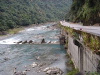 新烏公路旁清澈溪水<br/> 攝影：余燕鳳