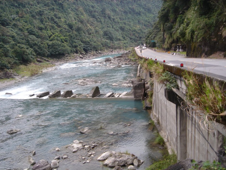 新烏公路旁清澈溪水 攝影：余燕鳳