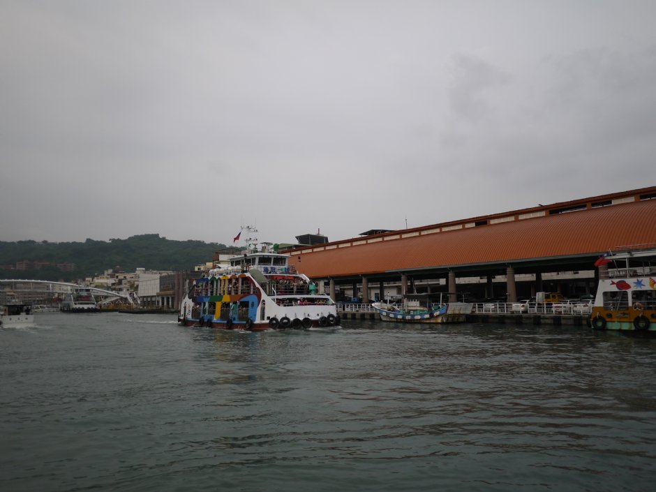 隔岸看渡輪 攝影：三井