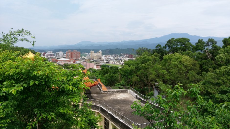 站在公園可一覽苗栗市景 攝影：Eva隨手拍