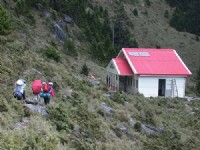 嘉明湖避難小屋<br/> 攝影：阿英的登山小站