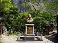 段靳珩銅像<br/> 攝影：老山羊資訊網