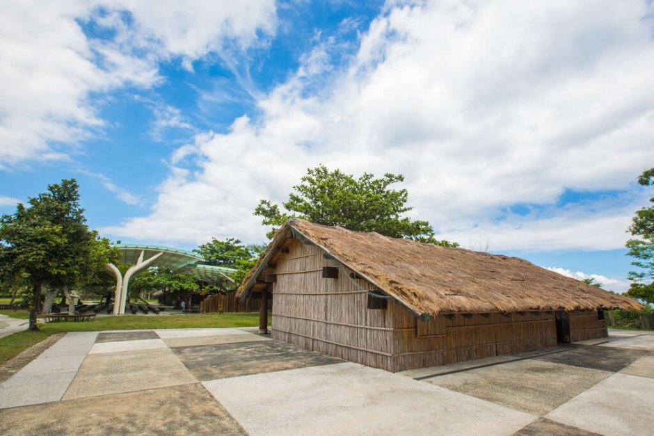 阿美族傳統家屋多以茅草為頂 攝影：照片來源_東部海岸國家風景區網站