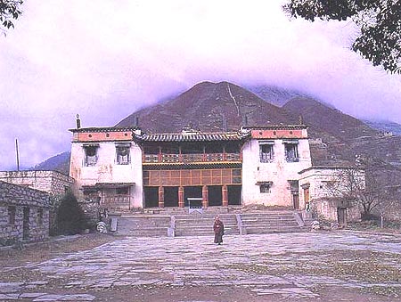 寶殿寺遠山 攝影：四川旅遊信息網