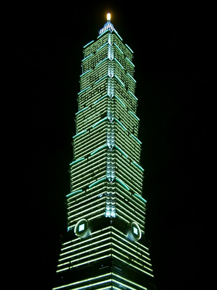 夜空下的藝術品 攝影：Eva隨手拍