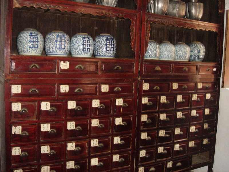 藥櫃子貼囍字 攝影：余錫堅