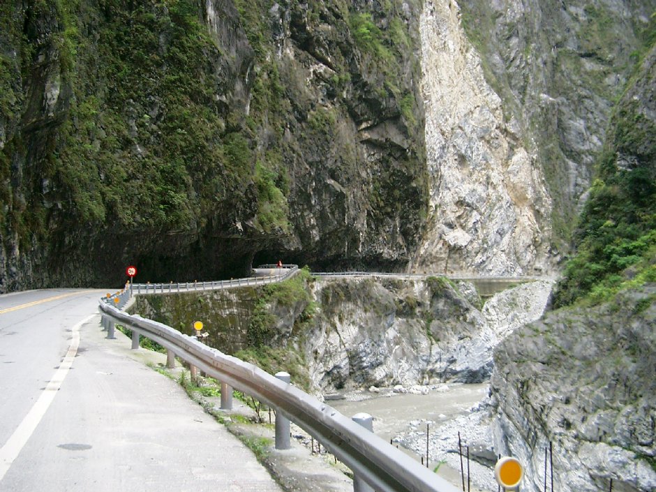 蜿蜒的中橫公路 攝影：Eva隨手拍