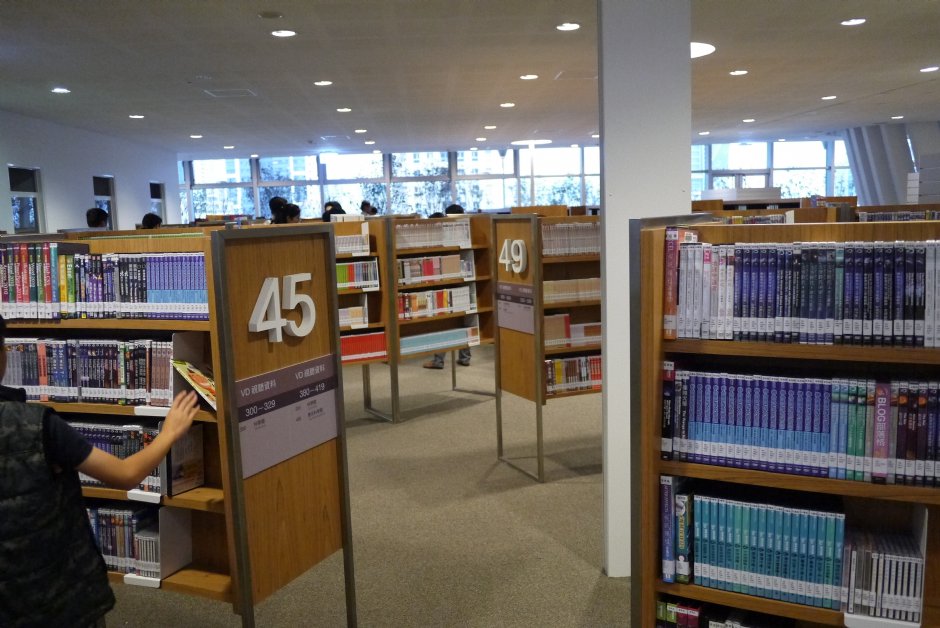 高雄市立圖書館總館多媒體資料區 攝影：旅遊王攝影組