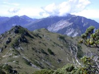 裸露的岩壁-赫赫有名的關山大斷崖<br/> 攝影：阿英的登山小站