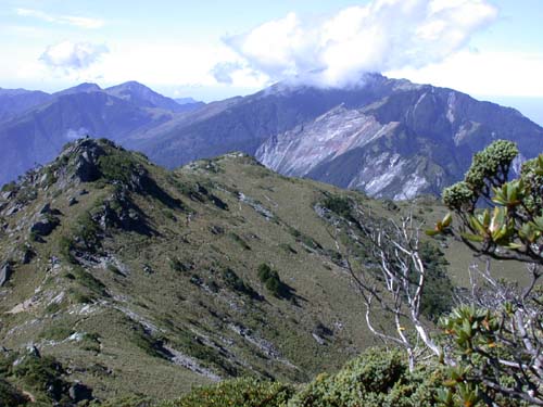 裸露的岩壁-赫赫有名的關山大斷崖 攝影：阿英的登山小站