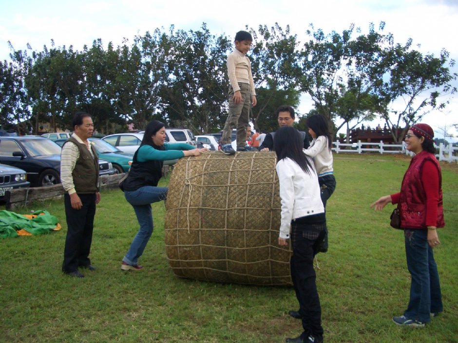 滾牧草球 攝影：鄭惠文