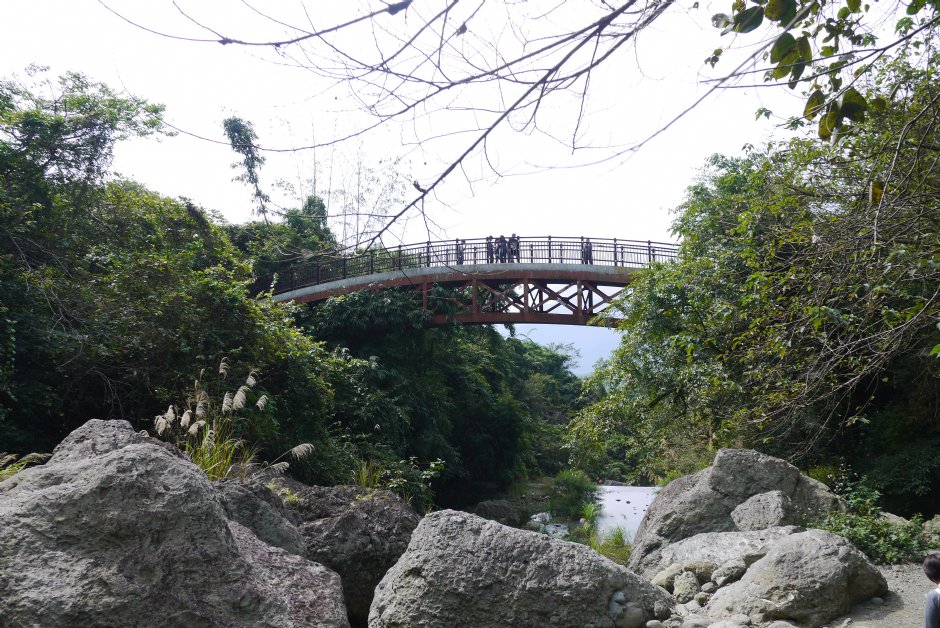 羅山瀑布觀景拱橋 攝影：旅遊王攝影組