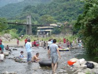 吊橋下戲水人潮<br/> 攝影：陳美吟